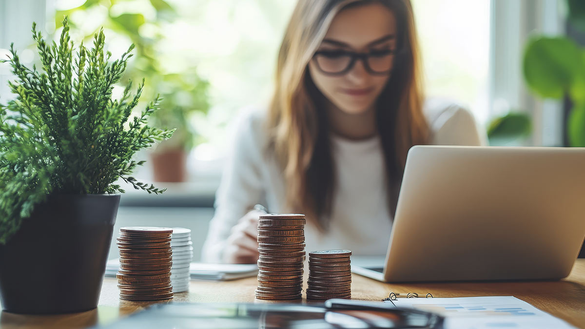 La gestión de dinero en efectivo es uno de los elementos de un negocio que se convierte habitualmente en todo un desafío, pues puede provocar ciertos problemas tanto para la propia empresa y sus empleados como para los clientes que acuden al establecimiento. Son muchos los comercios que actualmente manejan el dinero en efectivo de manera manual, un proceso que expone indirectamente su negocio a posibles desgracias, afectando de manera negativa a sus ingresos, al personal y a la propia empresa. La manipulación de dinero en efectivo por parte de los empleados puede provocar descuadres de caja, así como extravíos o posibles robos, siendo la gestión de efectivo de esta forma una realidad que supone una disminución de la rentabilidad del negocio. Asimismo, da lugar a la pérdida de confianza entre los jefes de la empresa y sus trabajadores. Son varias las razones por las que las organizaciones buscan la manera de evitar estos problemas, intentando encontrar una solución de gestión de efectivo que les ayude simultáneamente a optimizar los recursos de los que disponen. Muchas de ellas han optado por una solución reciente y moderna que, además de eliminar los contratiempos que conlleva el manejo de efectivo de manera manual, genera un aumento en la productividad de la compañía: los sistemas de gestión de efectivo. En qué consiste El sistema de gestión de efectivo se trata de una tecnología específica para la administración y manipulación del efectivo que realiza el cobro de cualquier producto o servicio de manera automática. Son los clientes quienes introducen el pago en las unidades recicladoras de billetes y monedas, recibiendo el cambio exacto de la cantidad inicial que introdujeron en la máquina. De esta manera, el importe queda almacenado en el interior del sistema y solo el personal que esté autorizado puede acceder a ello y extraerlo. Este sistema se instala en los puestos de caja de cualquier establecimiento, desde bares y cafeterías hasta farmacias y supermercados, entre otros. Así, cualquier comercio que trabaje activamente con el manejo de efectivo se puede beneficiar de esta nueva tecnología. Beneficios de un sistema de gestión de dinero en efectivo Seguridad: Implementar una máquina de gestión de efectivo supone un cierre total del acceso al efectivo, impidiendo su exposición abiertamente, tanto al personal del establecimiento como a los clientes. Esto se traduce en un menor riesgo de robo, ya sea de manera externa o interna, y de la pérdida desconocida de dinero. Reducción de costes: La automatización del proceso de gestión de efectivo genera una reducción de gastos significativa, pues no se producen discrepancias en las cajas ni pérdidas del efectivo. Con esta tecnología, se reducen los costes laborales, ya que no se requiere de empleados que trabajen horas extras. Además, el tiempo se minimiza al no necesitar otros recursos que realicen tareas relacionadas con la administración del efectivo. Control total de la gestión: La caja del establecimiento que disponga de esta solución se contabiliza automáticamente, por lo que las cajas siempre cuadran. Este proceso controlado de principio a fin, junto a las operaciones en tienda, se optimizan, dando lugar a una mayor productividad empresarial. Mejora de las relaciones con el cliente: Otro de los beneficios de la solución de gestión de efectivo es la mejora de la experiencia del cliente. La automatización del manejo de efectivo supone un pago más rápido y seguro, reduciendo el tiempo de espera en la cola de cada cliente. Asimismo, el personal se centra exclusivamente en el cliente, ya que no tiene que estar pendiente de realizar el proceso del pago. Realizar un pago rápido y sin errores, sumando una buena atención al cliente, hará que su experiencia en la tienda sea más positiva, y por tanto, decida volver. Mayor comodidad: Son distintas razones por las que la automatización del efectivo genera mayor comodidad para la organización que el proceso tradicional, desde la eliminación de errores humanos hasta la disminución de la responsabilidad del personal. Además, esta solución permite una aceleración de la administración del efectivo, optimizando el rendimiento de los empleados y produciendo rotaciones de personal mucho más rápidas. Con una solución de gestión de efectivo, cualquier establecimiento podrá obtener mayor seguridad en cuanto al efectivo, evitando pérdidas desconocidas y posibles hurtos. Al mismo tiempo, los costes derivados de tareas prescindibles relacionadas con la administración del dinero se eliminan. Varias ventajas que benefician, no solo a la propia empresa, sino también a sus clientes potenciales, pues se mejora notablemente su experiencia al reducir los tiempos de espera en la cola y al proporcionar un pago más rápido, seguro y sin errores.